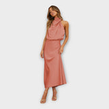 Dolga satenska obleka z visokim ovratnikom in odprtim hrbtom