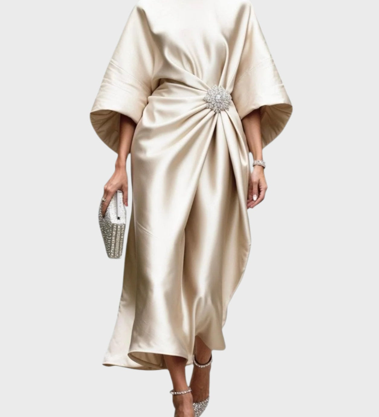 Saten obleka z bočnim nabiranjem in dekorativno zaponko