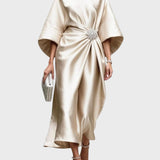 Saten obleka z bočnim nabiranjem in dekorativno zaponko