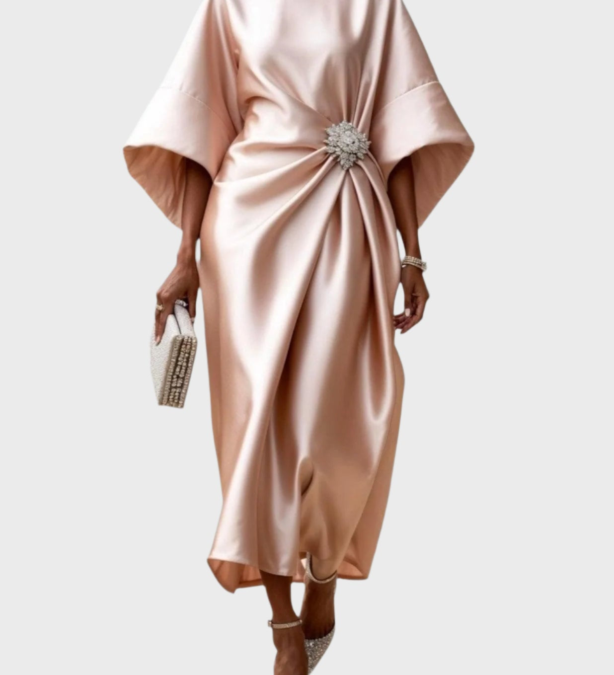 Saten obleka z bočnim nabiranjem in dekorativno zaponko