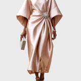 Saten obleka z bočnim nabiranjem in dekorativno zaponko