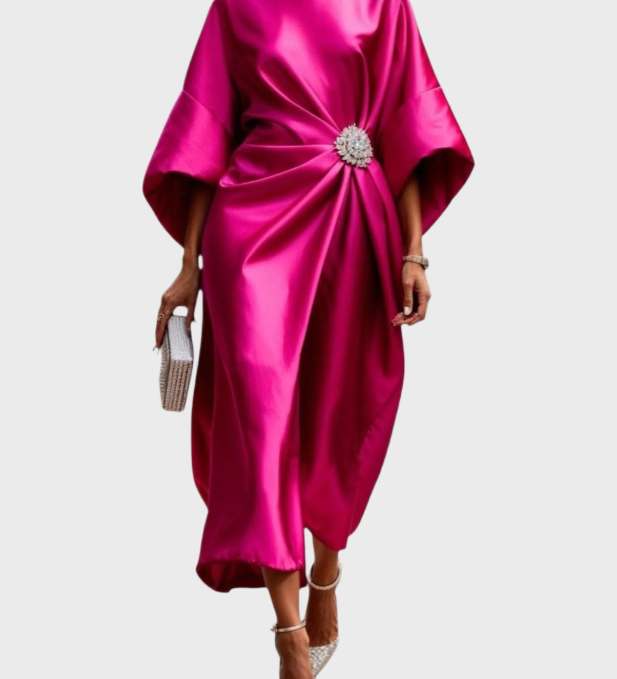 Saten obleka z bočnim nabiranjem in dekorativno zaponko
