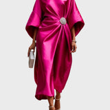 Saten obleka z bočnim nabiranjem in dekorativno zaponko