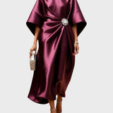 Saten obleka z bočnim nabiranjem in dekorativno zaponko