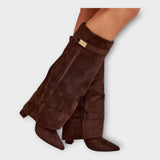 Visoke čevlje z elegantnim dizajnom