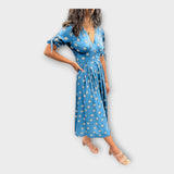 Elegantna obleka z modernim vzorcem in brezčasno eleganco