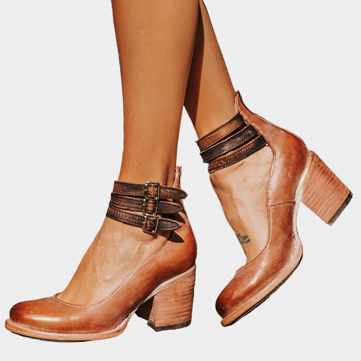 Čevlji z več trakovi in širokim peto