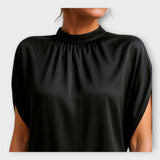 Elegantna mini obleka s časovno neomejenim značajem