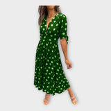 Elegantna obleka z modernim vzorcem in brezčasno eleganco