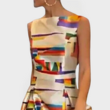 Dolga obleka z geometrijskimi vzorci in modernim krojem