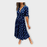 Elegantna obleka z modernim vzorcem in brezčasno eleganco