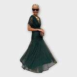 Zračno obleko z impresivnim izrezom