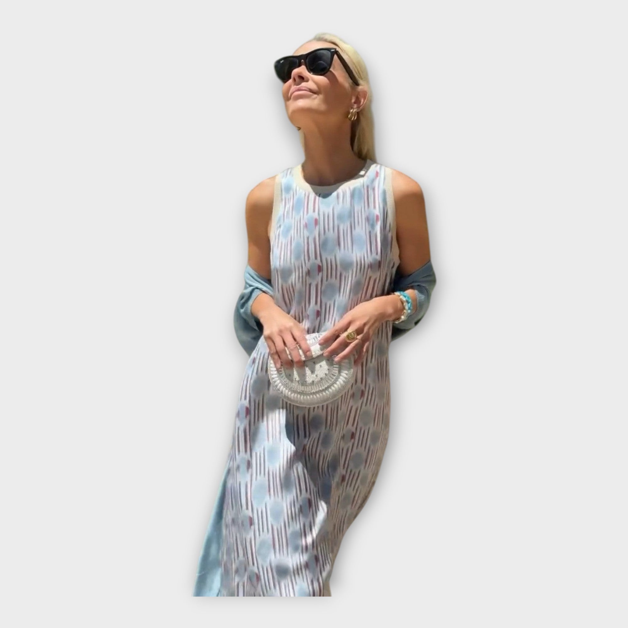 Maksimalna obleka z linearnimi vzorci in zračnim tokom