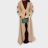 Stiliziran Kardigan in Obleka v Kombinaciji z Črtasto Dekoracijo