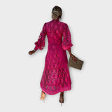 Elegantna čipkasta obleka s sofisticiranim dizajnom