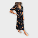 Elegantna obleka z modernim vzorcem in brezčasno eleganco