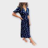 Elegantna obleka z modernim vzorcem in brezčasno eleganco