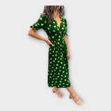 Elegantna obleka z modernim vzorcem in brezčasno eleganco