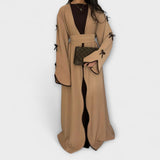 Stiliziran Kardigan in Obleka v Kombinaciji z Črtasto Dekoracijo