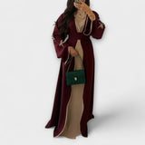 Stiliziran Kardigan in Obleka v Kombinaciji z Črtasto Dekoracijo