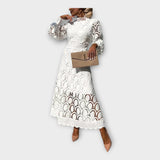 Elegantna čipkasta obleka s sofisticiranim dizajnom