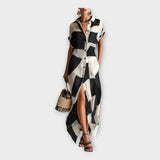 Eleganten dolgi plašč z modernim dizajnom in brezčasno eleganco