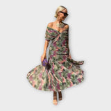 Zračno obleko z impresivnim izrezom