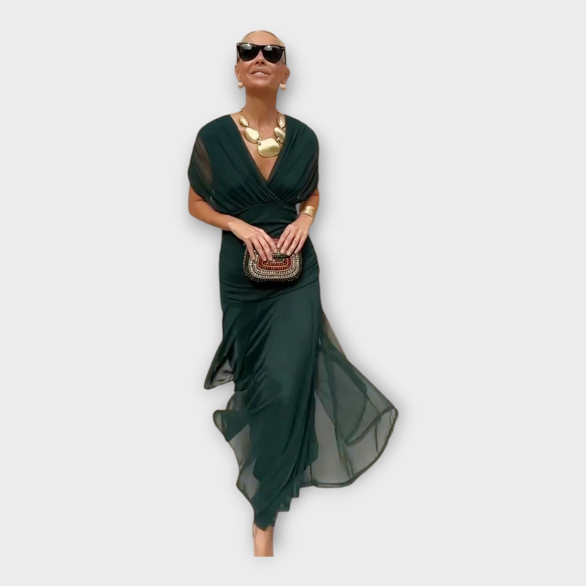 Zračno obleko z impresivnim izrezom