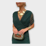 Zračno obleko z impresivnim izrezom