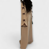 Stiliziran Kardigan in Obleka v Kombinaciji z Črtasto Dekoracijo