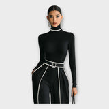 Elegantna enodelna obleka z minimalistično estetiko