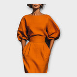 Elegantna obleka z rafiniranim dizajnom in minimalizmom