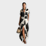 Eleganten dolgi plašč z modernim dizajnom in brezčasno eleganco