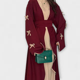 Stiliziran Kardigan in Obleka v Kombinaciji z Črtasto Dekoracijo