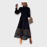 Elegantna čipkasta obleka s sofisticiranim dizajnom