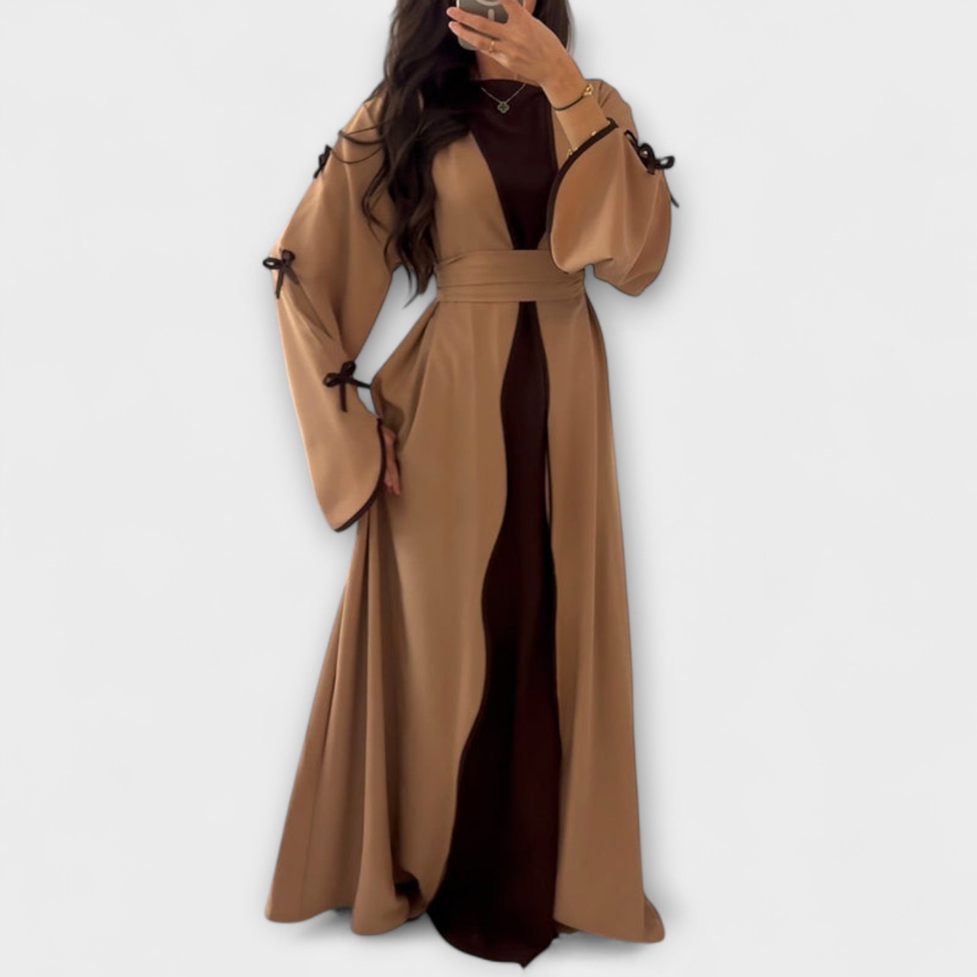 Stiliziran Kardigan in Obleka v Kombinaciji z Črtasto Dekoracijo