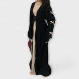 Stiliziran Kardigan in Obleka v Kombinaciji z Črtasto Dekoracijo