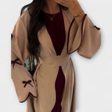 Stiliziran Kardigan in Obleka v Kombinaciji z Črtasto Dekoracijo