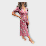 Elegantna obleka z modernim vzorcem in brezčasno eleganco