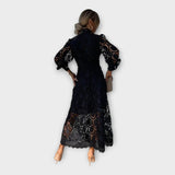 Elegantna čipkasta obleka s sofisticiranim dizajnom