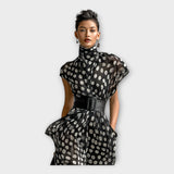 Dolga obleka z rafinirano in brezčasno estetiko