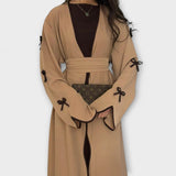 Stiliziran Kardigan in Obleka v Kombinaciji z Črtasto Dekoracijo