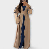 Stiliziran Kardigan in Obleka v Kombinaciji z Črtasto Dekoracijo