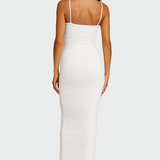 Bela obleka z zračno preprostostjo