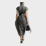 Dolga obleka z rafinirano in brezčasno estetiko