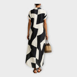 Eleganten dolgi plašč z modernim dizajnom in brezčasno eleganco