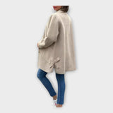 Dolgo plašč s klasično linijo in gumbi