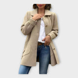 Dolgo plašč s klasično linijo in gumbi