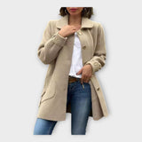 Dolgo plašč s klasično linijo in gumbi