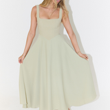 Elegantna Midi Obleka z Romantično Silhueto